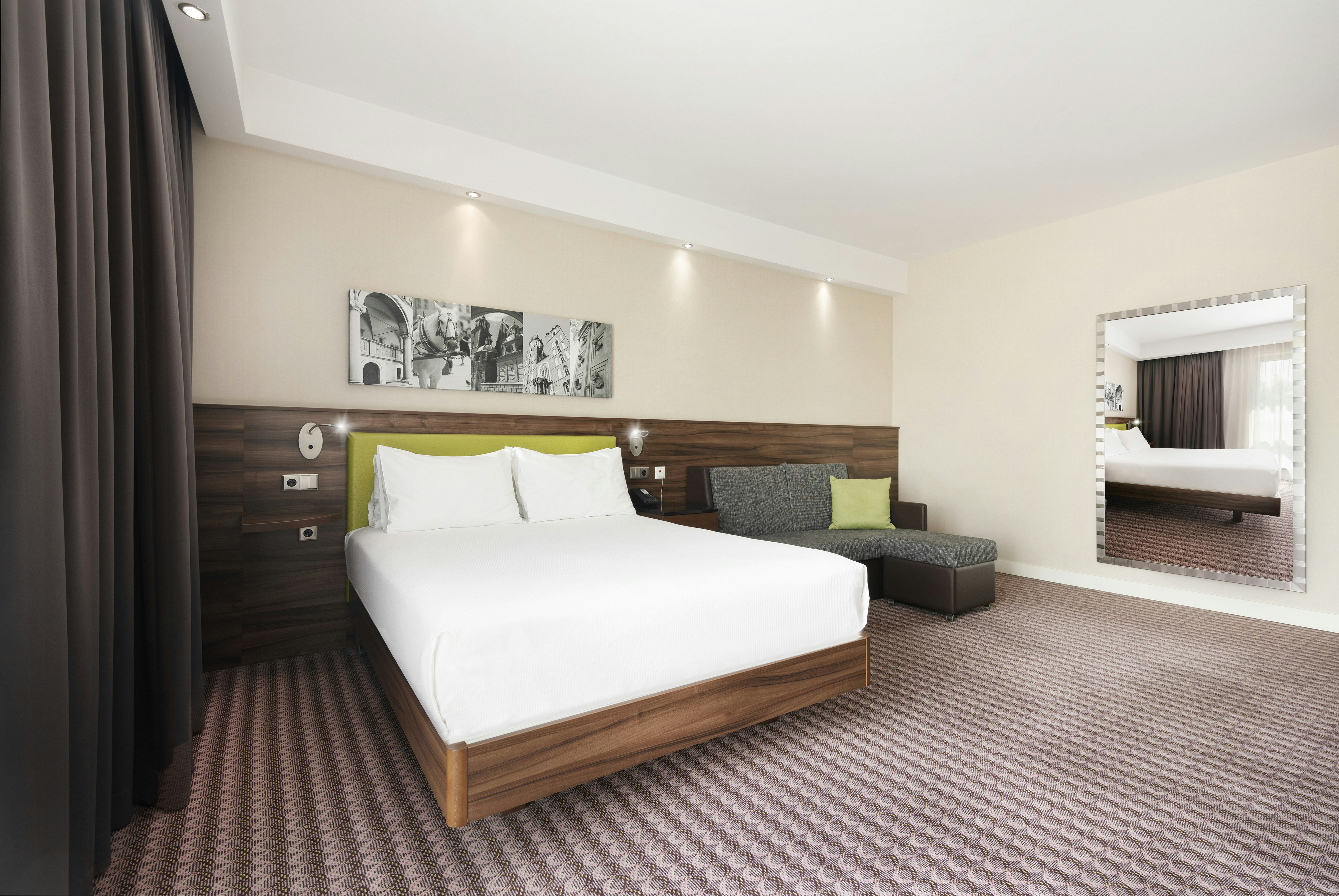 ROOM, QUEEN BED, ACCESSIBLE