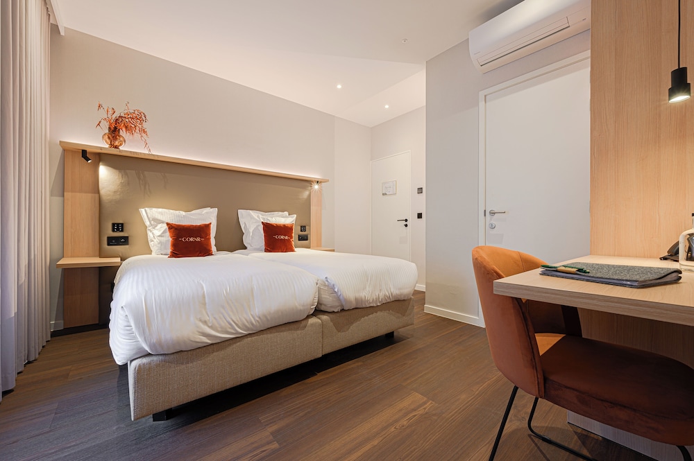 The CORNR Hotel 33/69