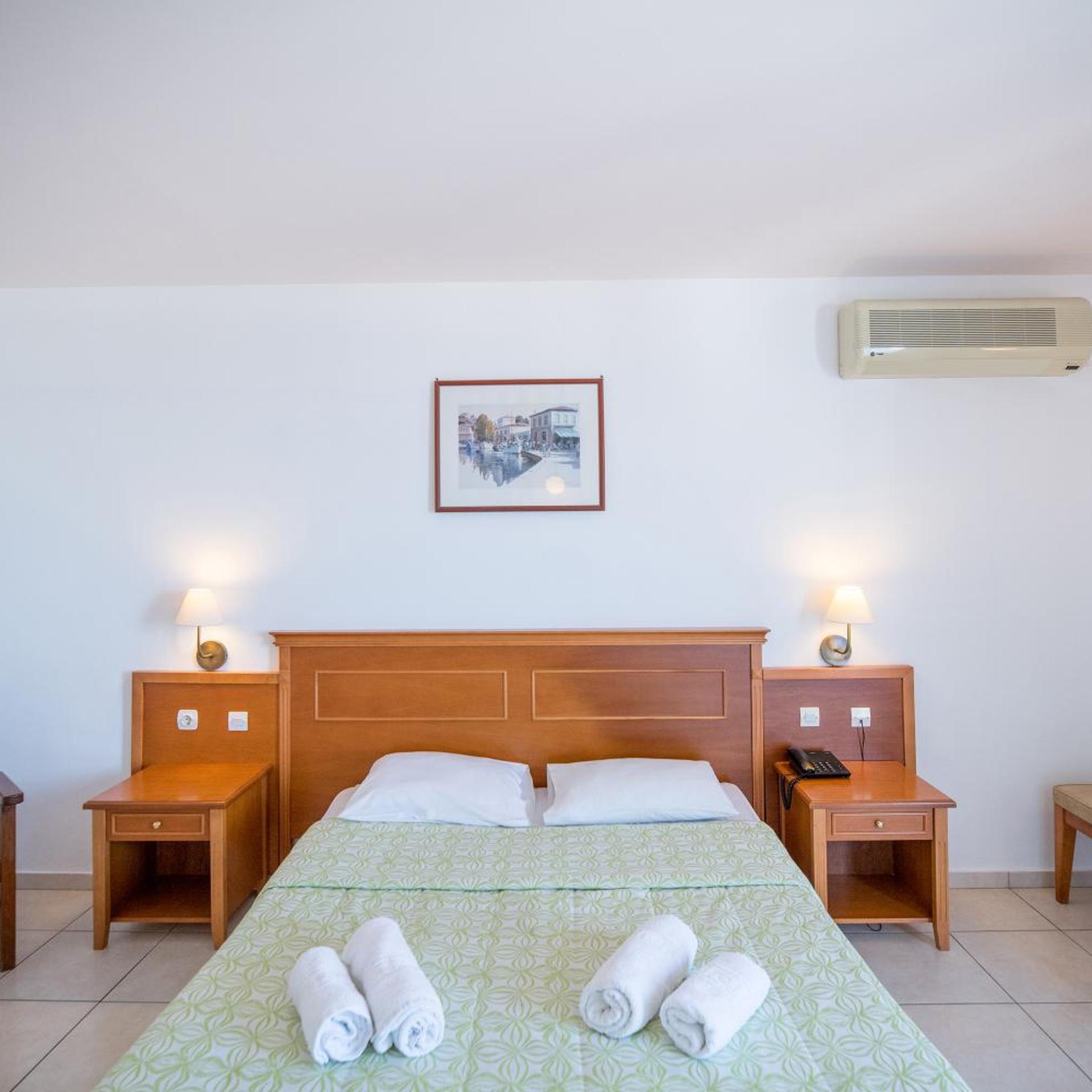 غرفة ثلاثية، Semiramis Village 3/6