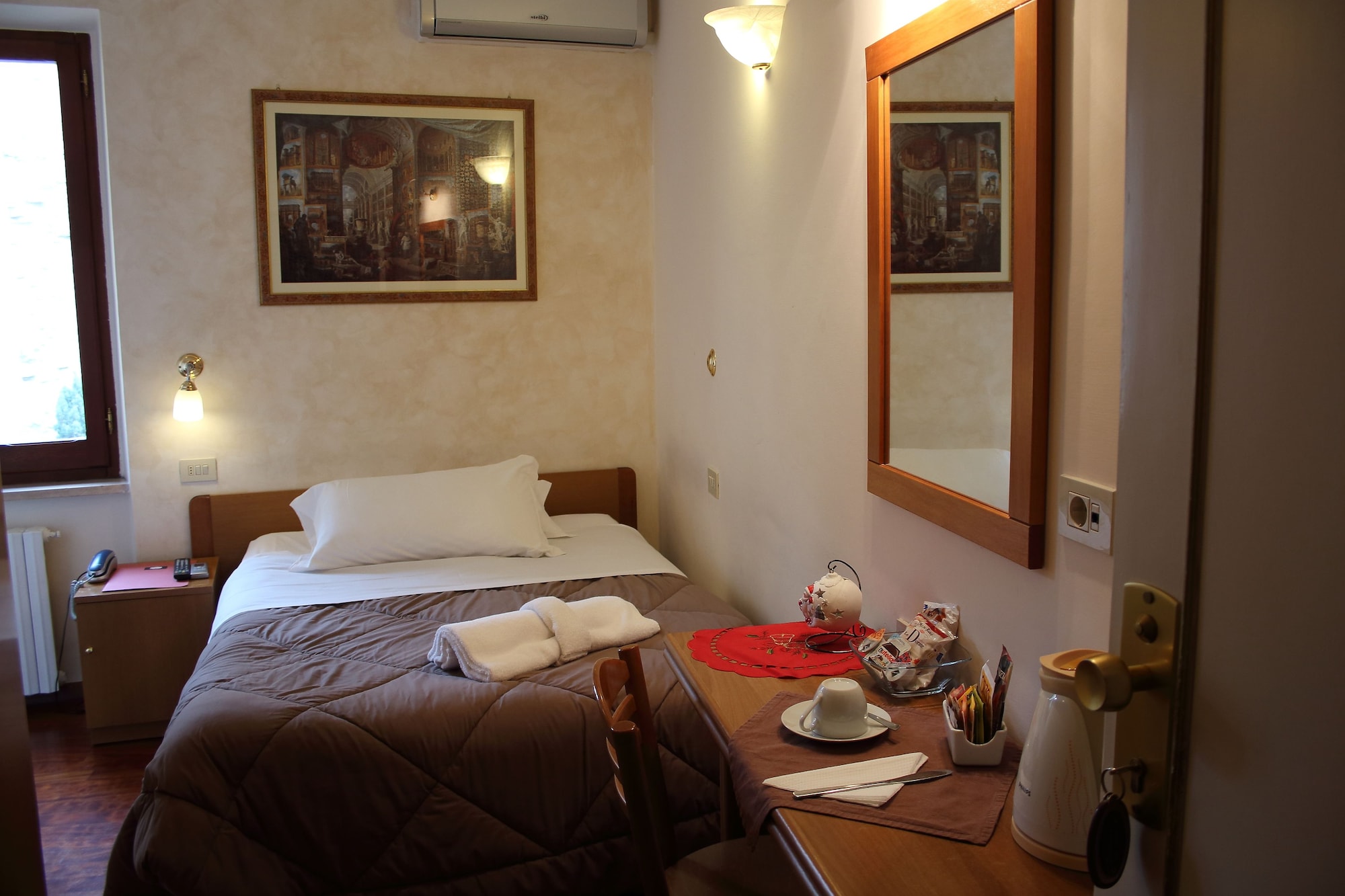 ROOM, SINGLE, SINGLE BED