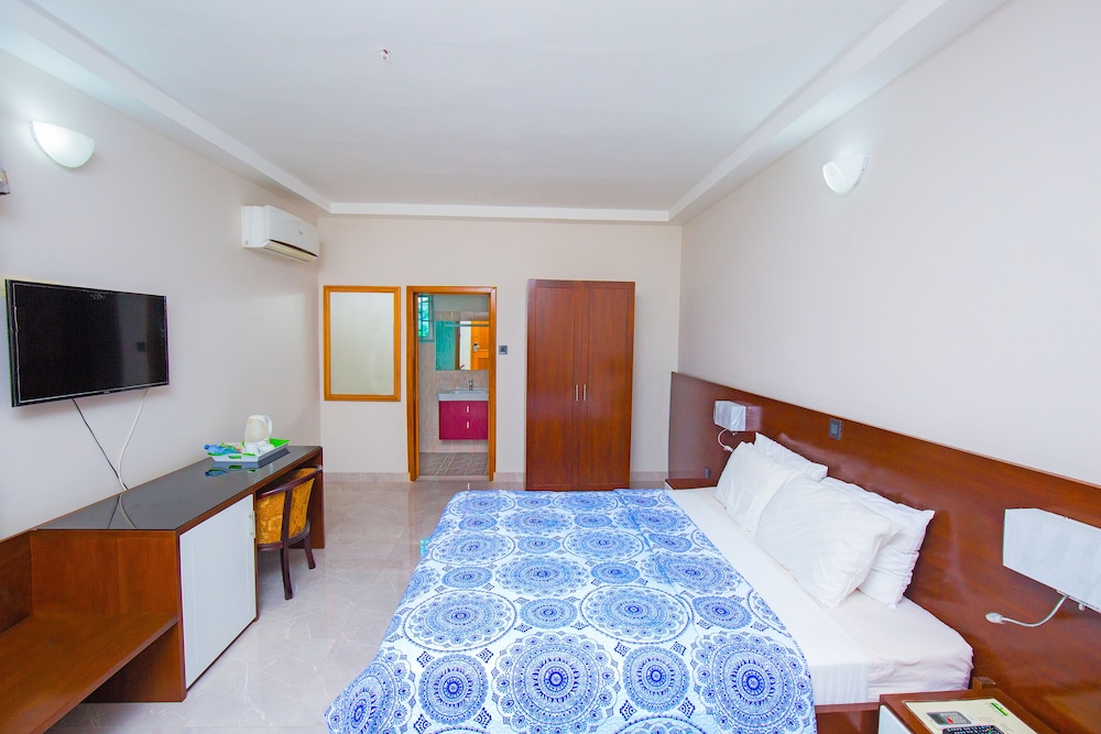Monarch Hotel 13/68