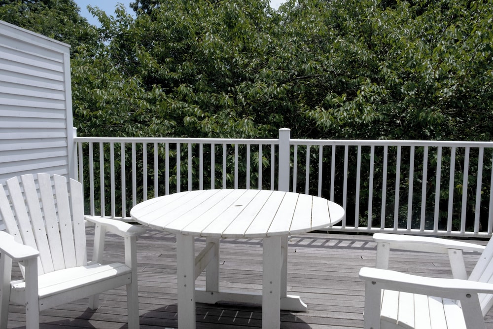 Shelter Harbor Inn 52/72