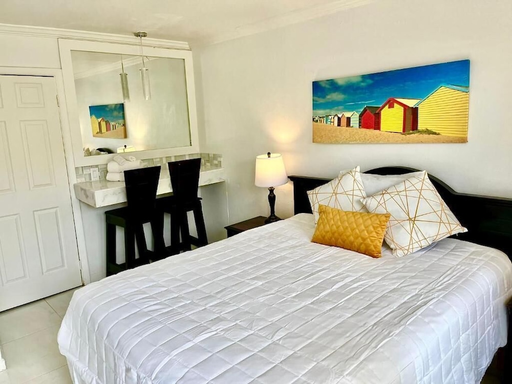THE COLONY CLUB INN AND SUITES 17/55