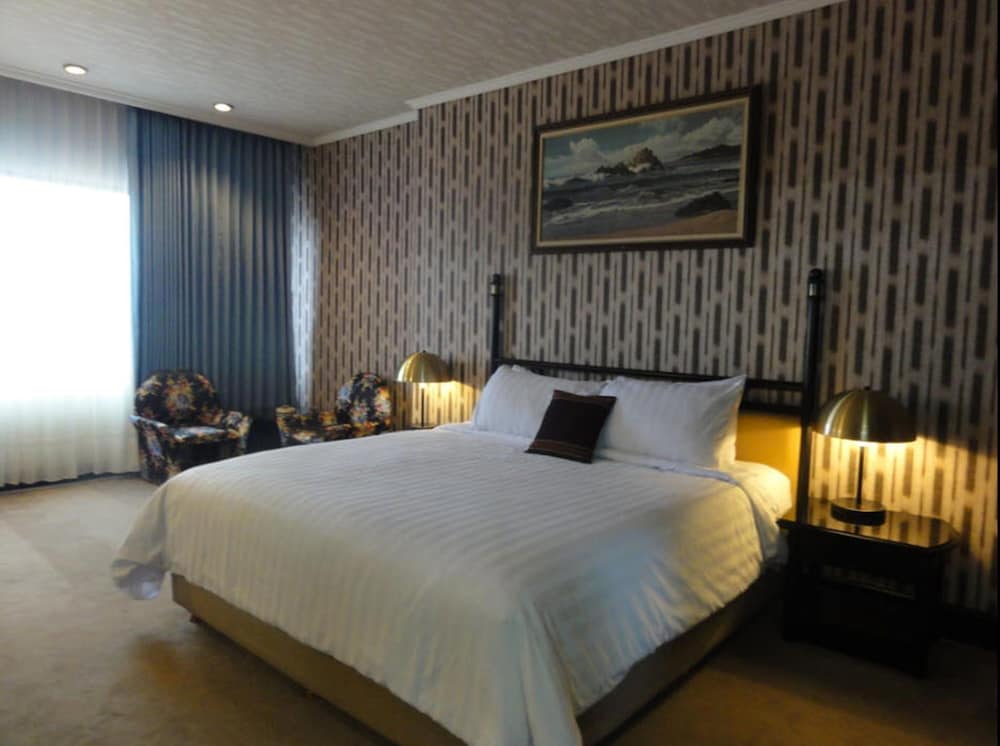 Regents Park Hotel 12/31
