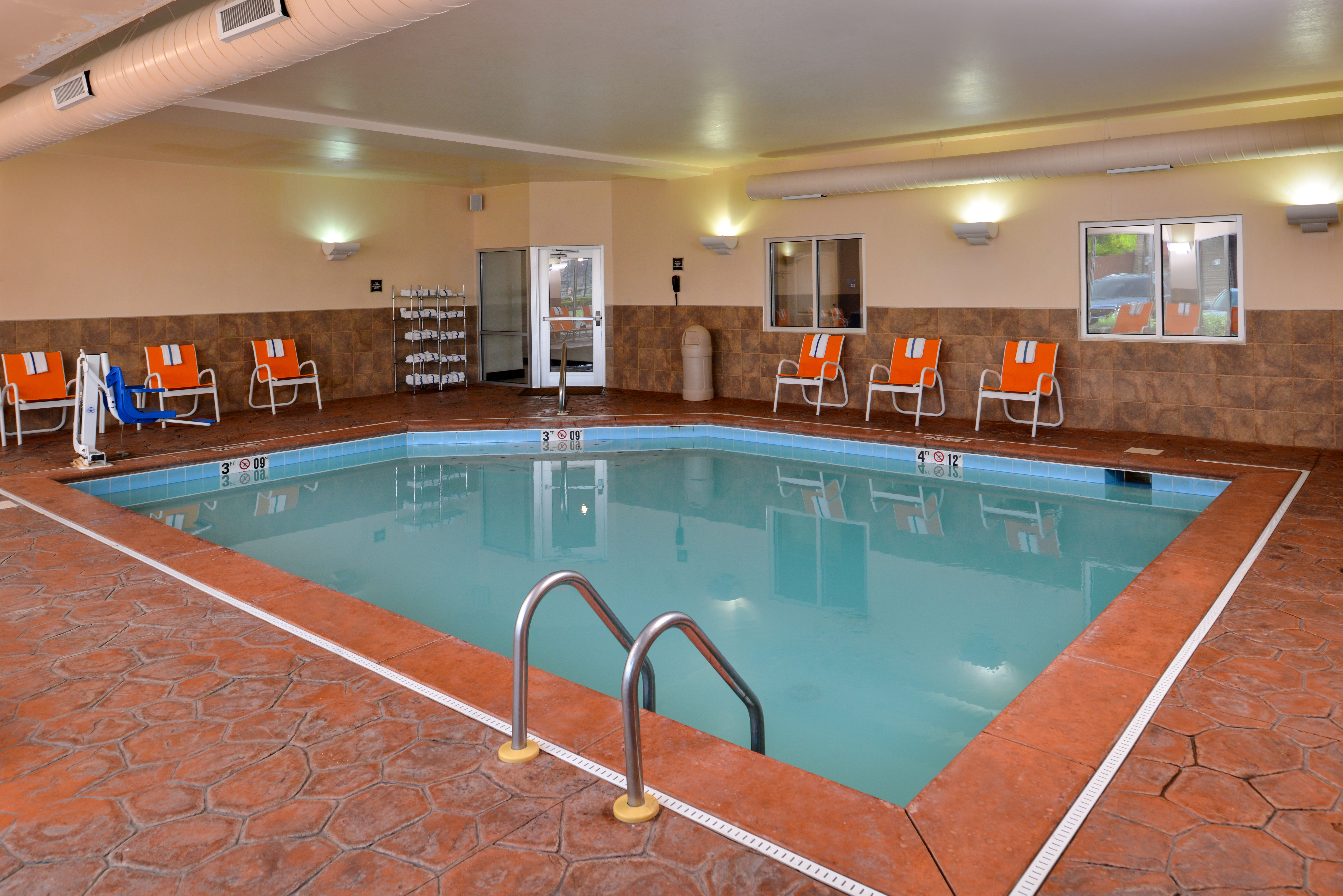 Holiday Inn Express Suites Cincinnati Mason 22/49