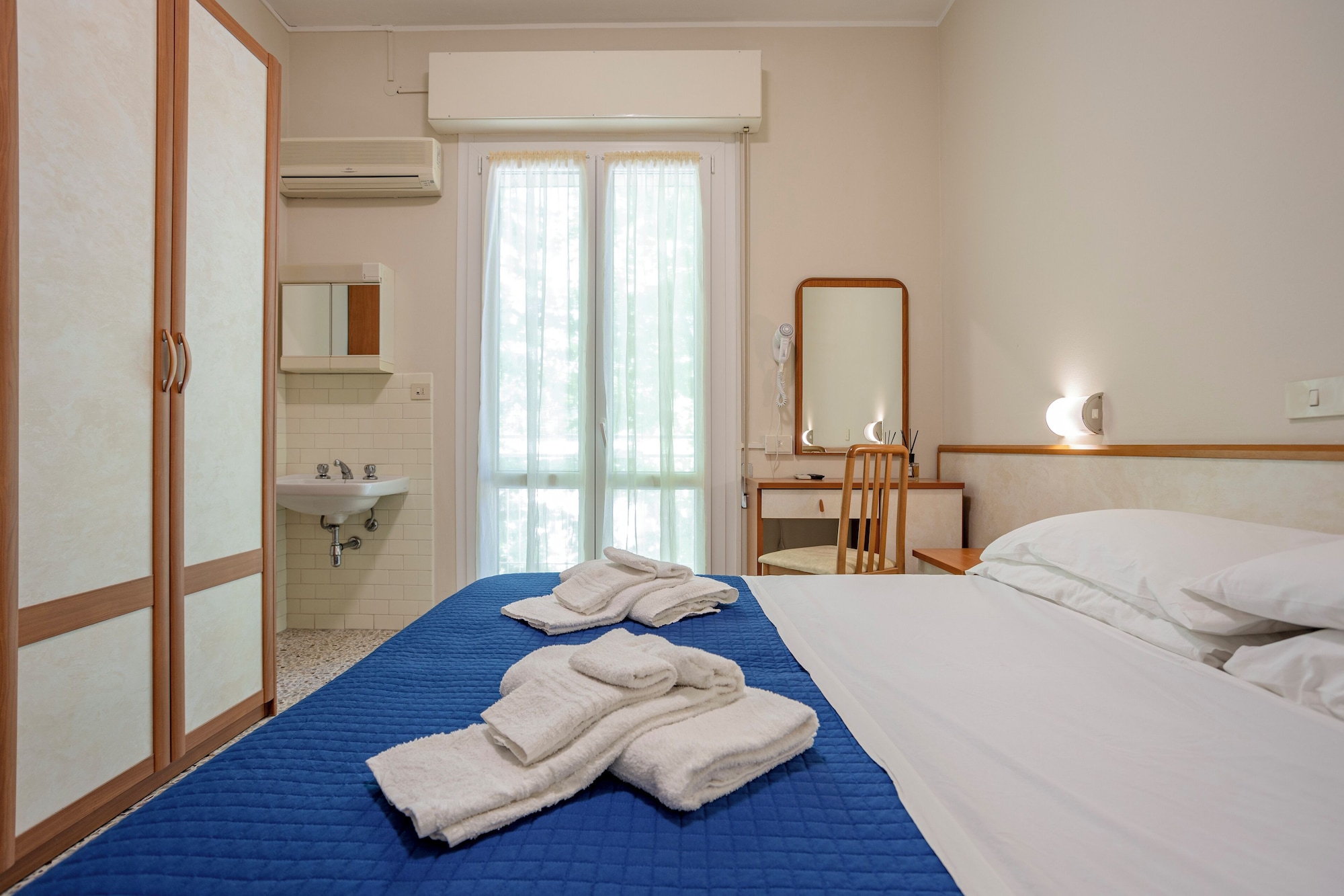 ECONOMY, DOUBLE BED, EXTERNAL BATHROOM
