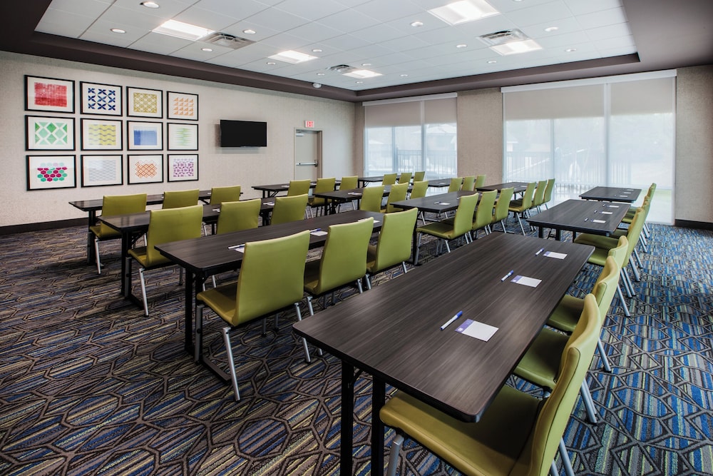 Holiday Inn Express Hotel & Suites Canton 27/37