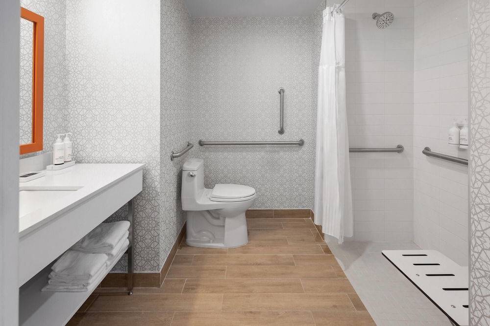 La Quinta Inn & Suites by Wyndham Jamaica NYC/JFK AirTrain 38/41