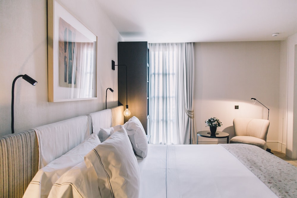 DELUXE, DOUBLE BED