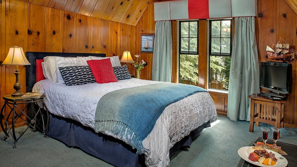 Upper, Queen Bed