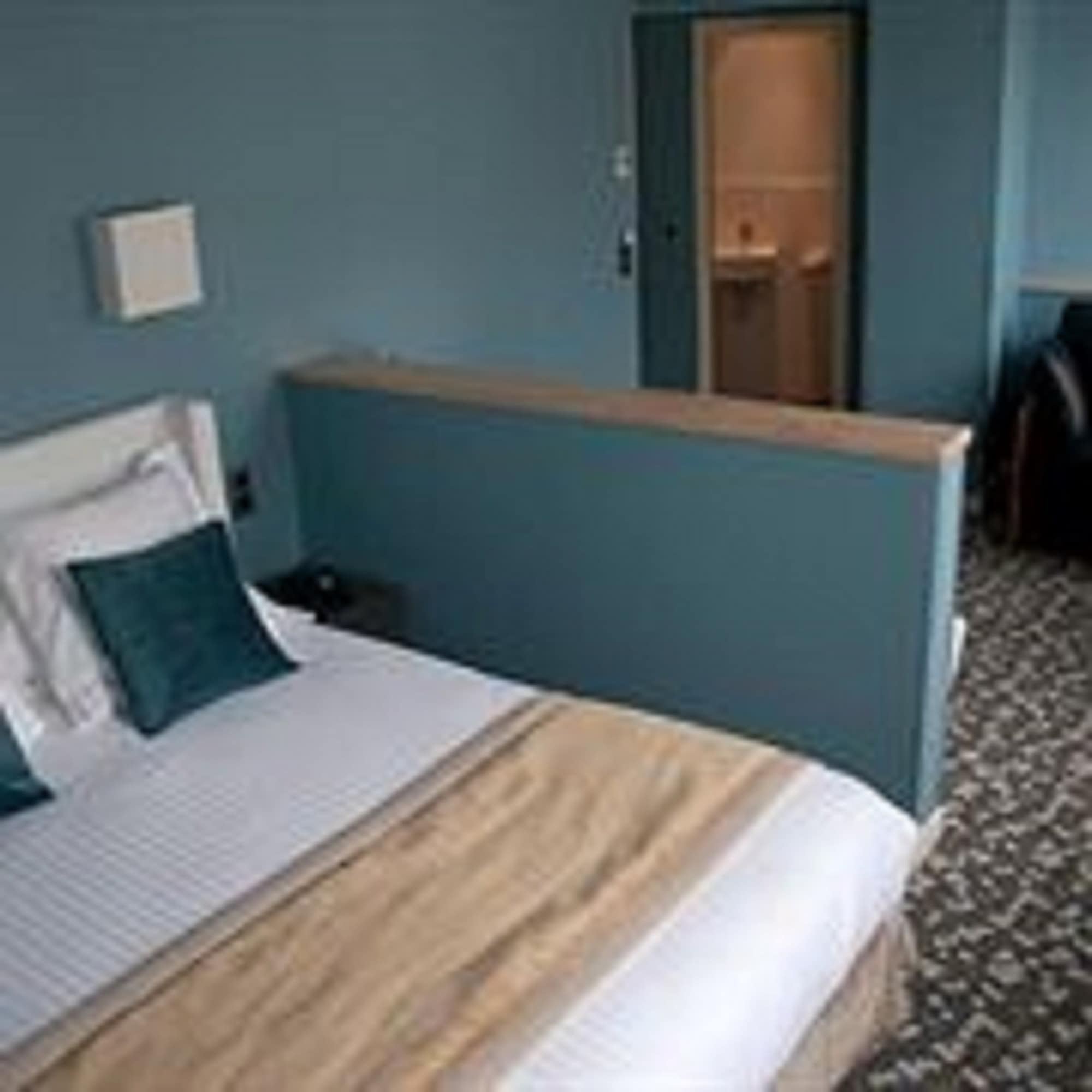 Room, Triple, Queen Bed, Bathtub