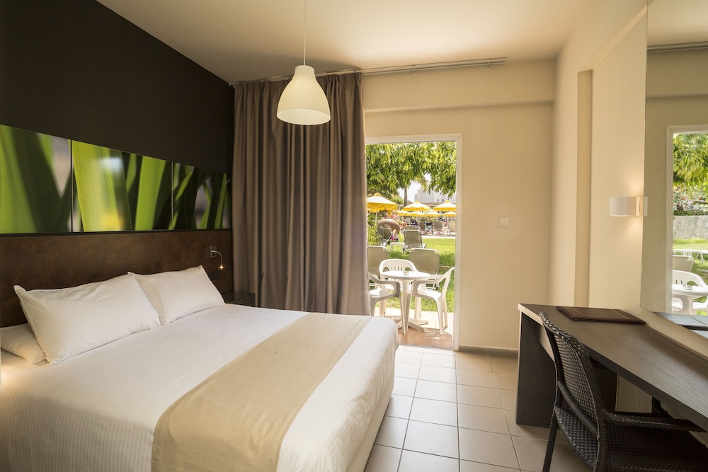 TWIN/DOUBLE ROOM