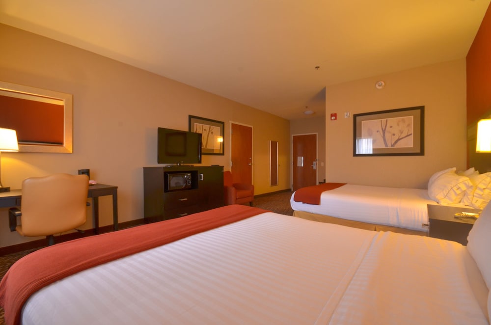 Holiday Inn Express Hotel And Suites Pine Bluff Pines Mall 24/54