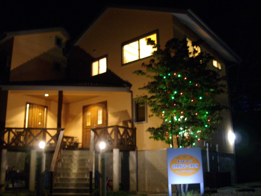 Lodge Orange Cabin 2/63