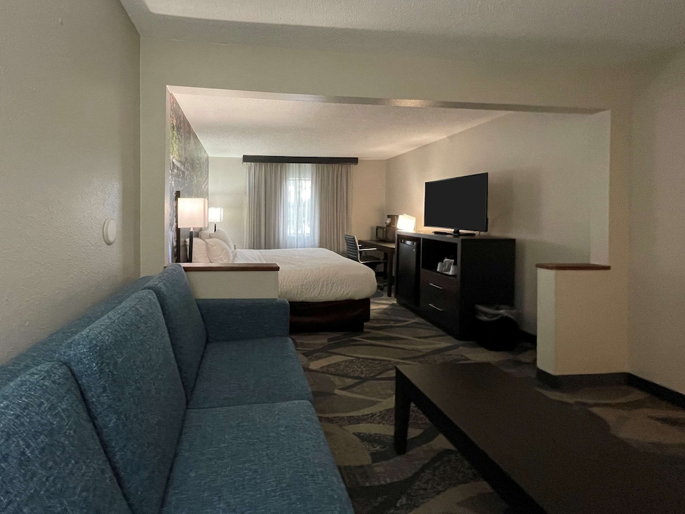 Clarion Pointe Fairborn near Wright Patterson AFB 23/25