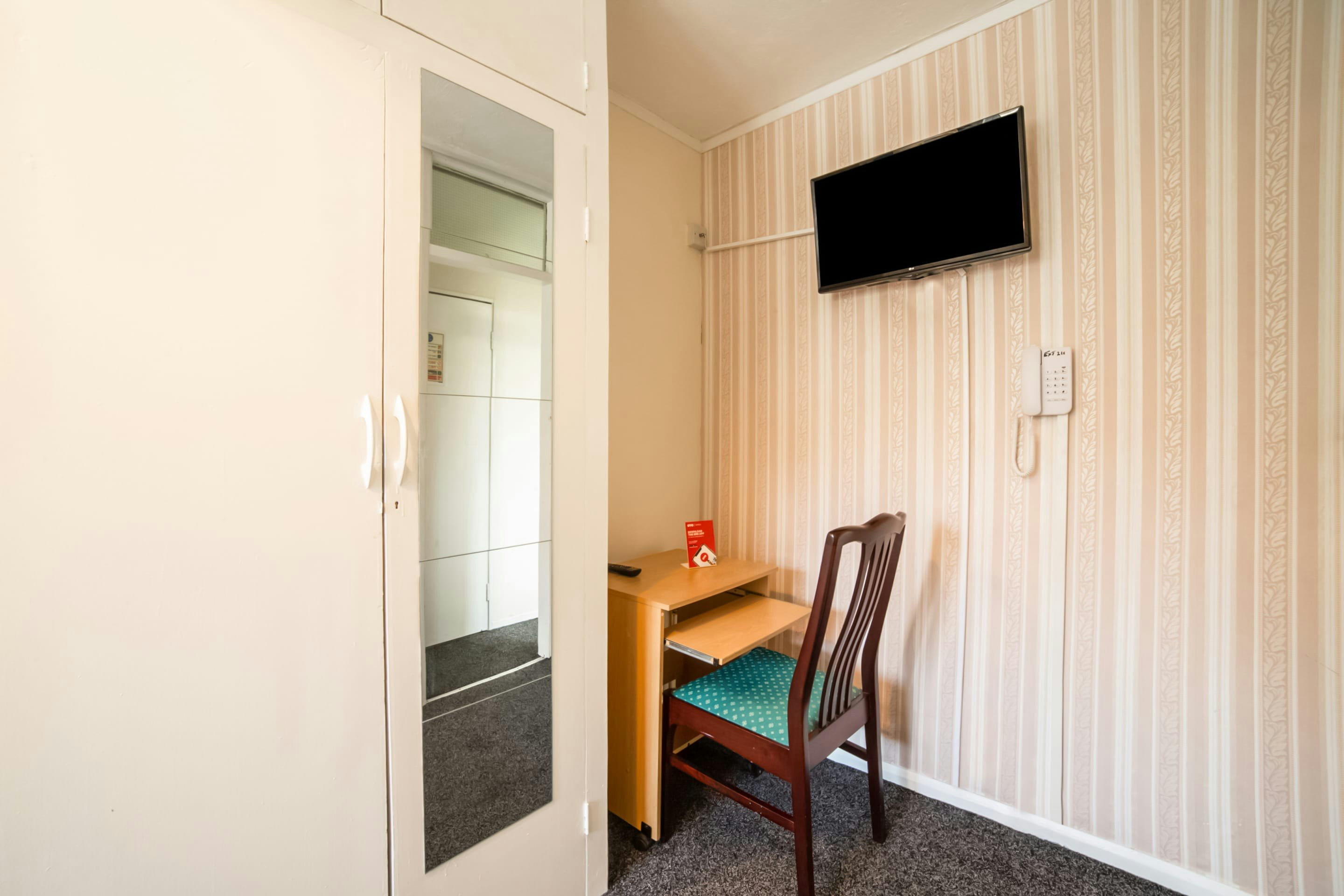 Devine Beach Hotel, Westcliff Southend-On-Sea 43/50