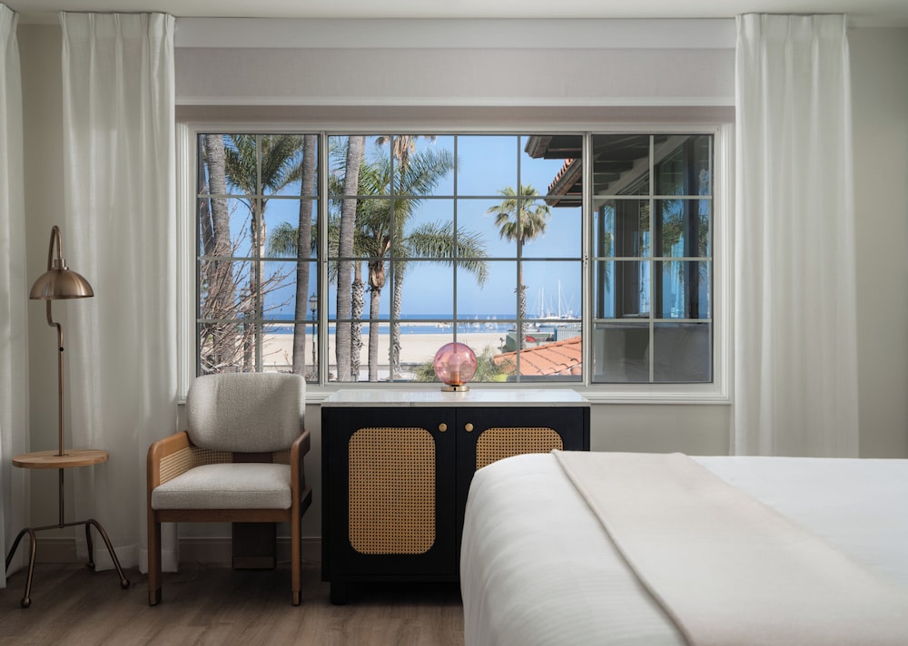 RENOVATED, PREMIER, KING BED, OCEAN VIEW