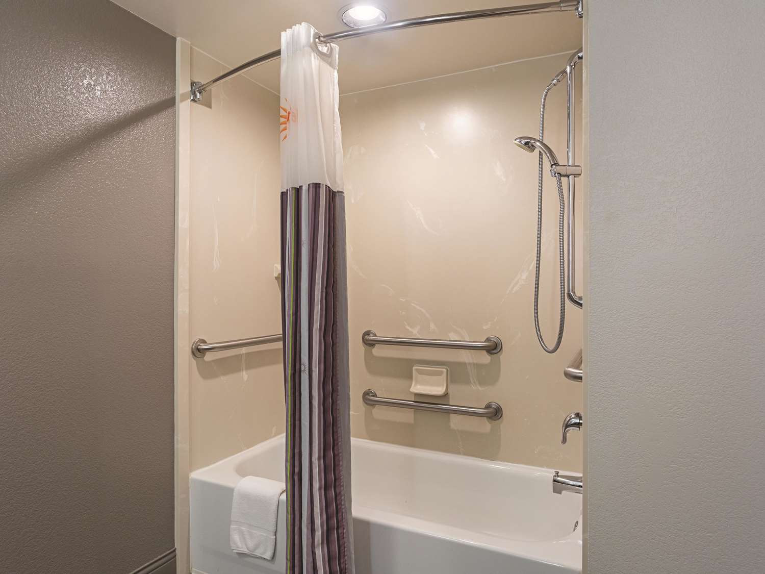 La Quinta Inn & Suites by Wyndham Baltimore BWI Airport 49/52