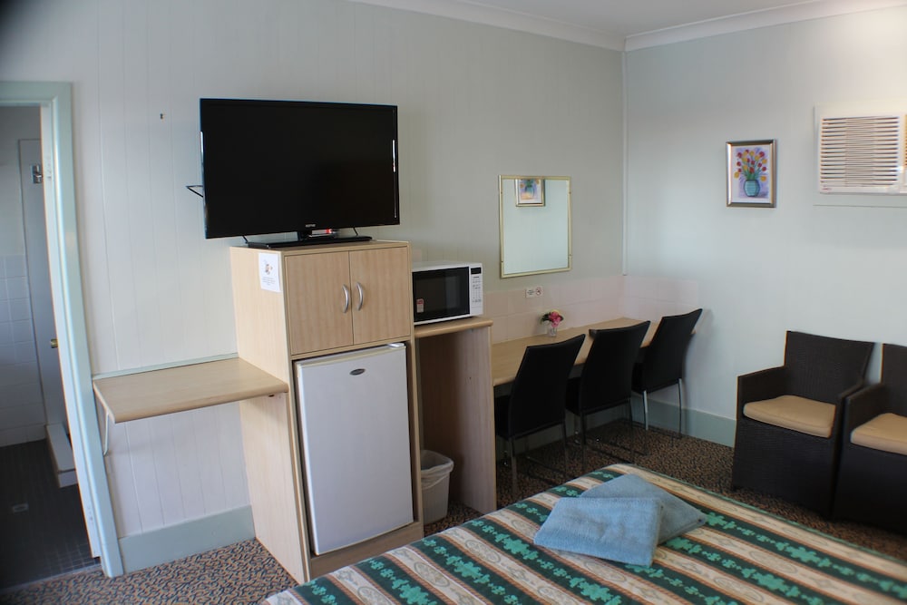 LAKE FORBES MOTEL 39/44