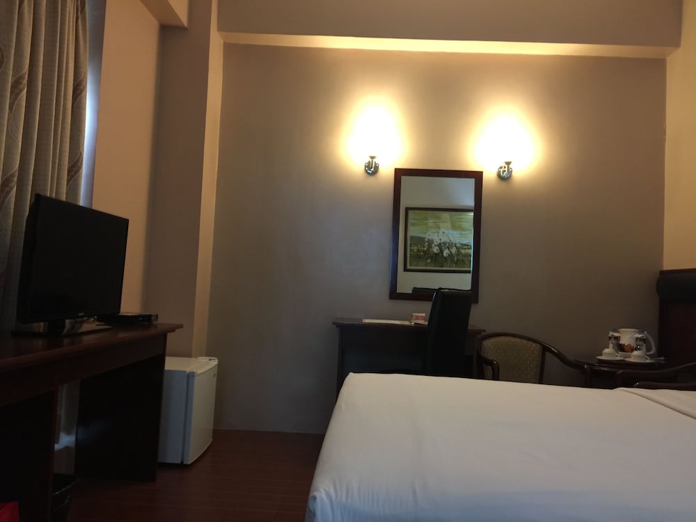 Allure Hotel And Suites 37/55