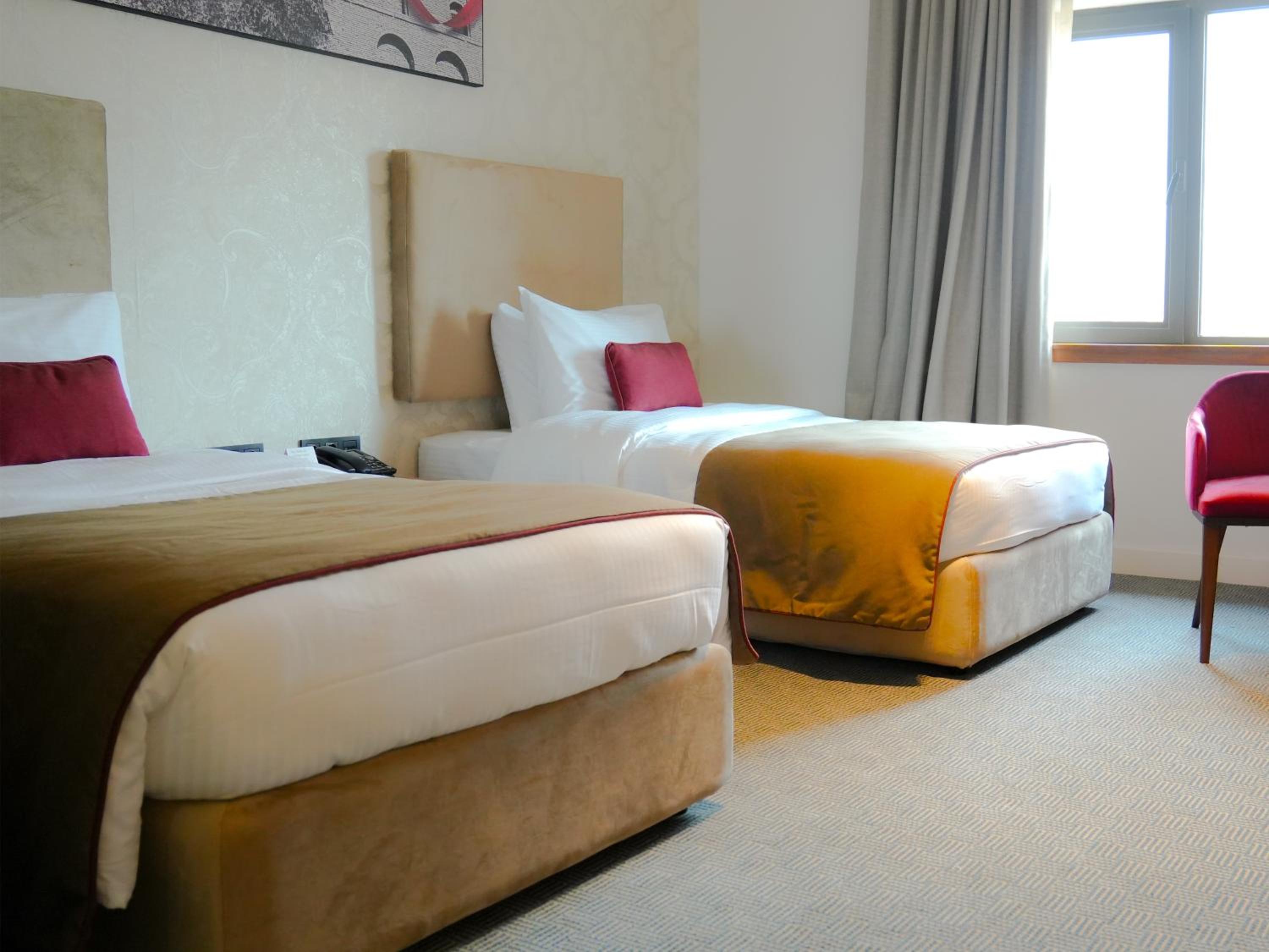 غرفة بسريرين منفصلين