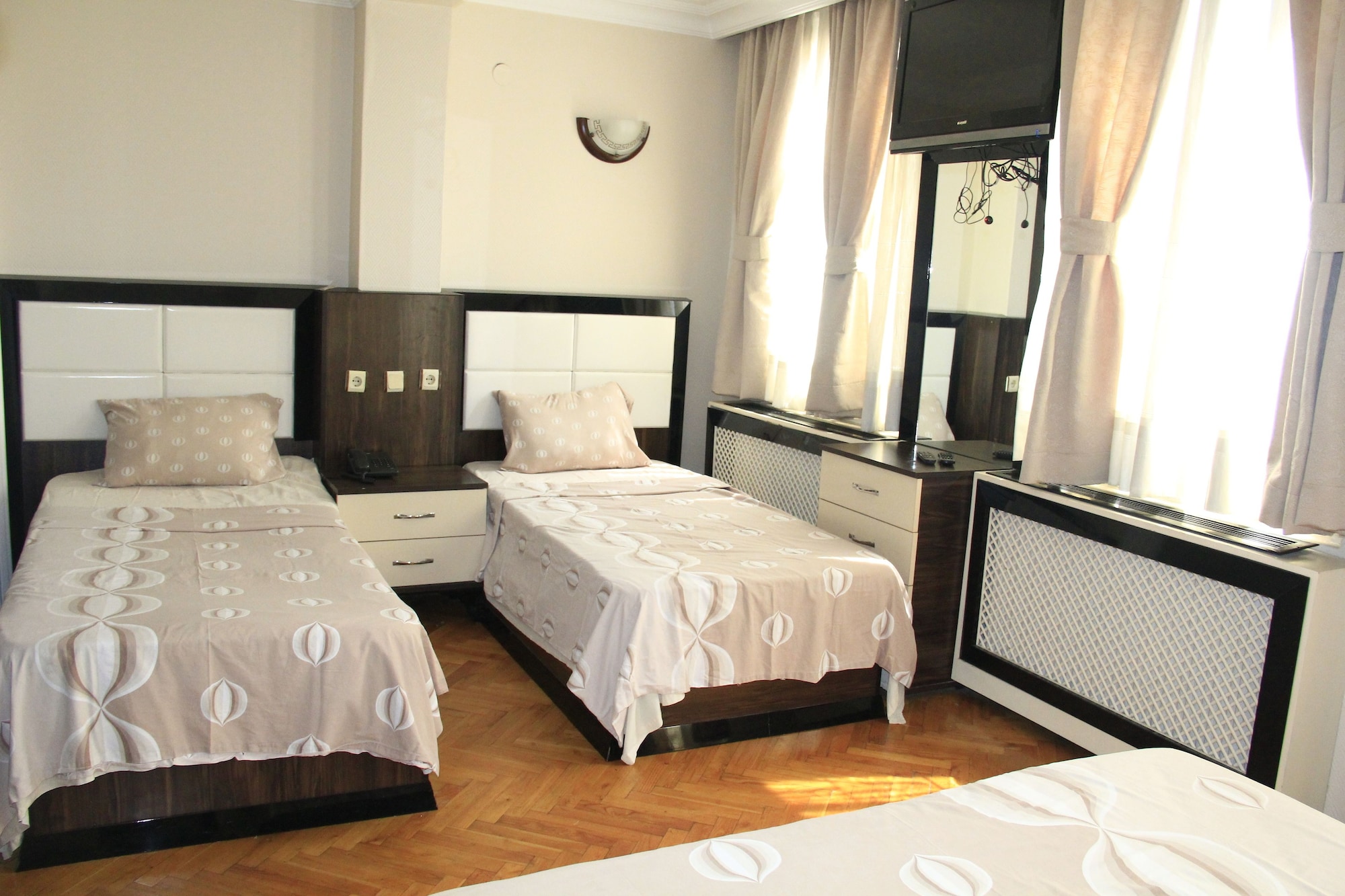 ROOM, DOUBLE OR TWIN BED