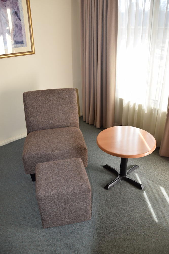 Coachmans Inn Motel 28/34