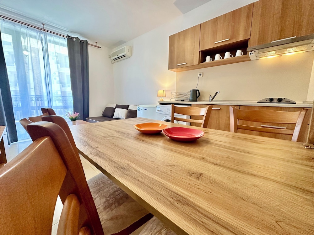 Efir Aparthotel 48/50