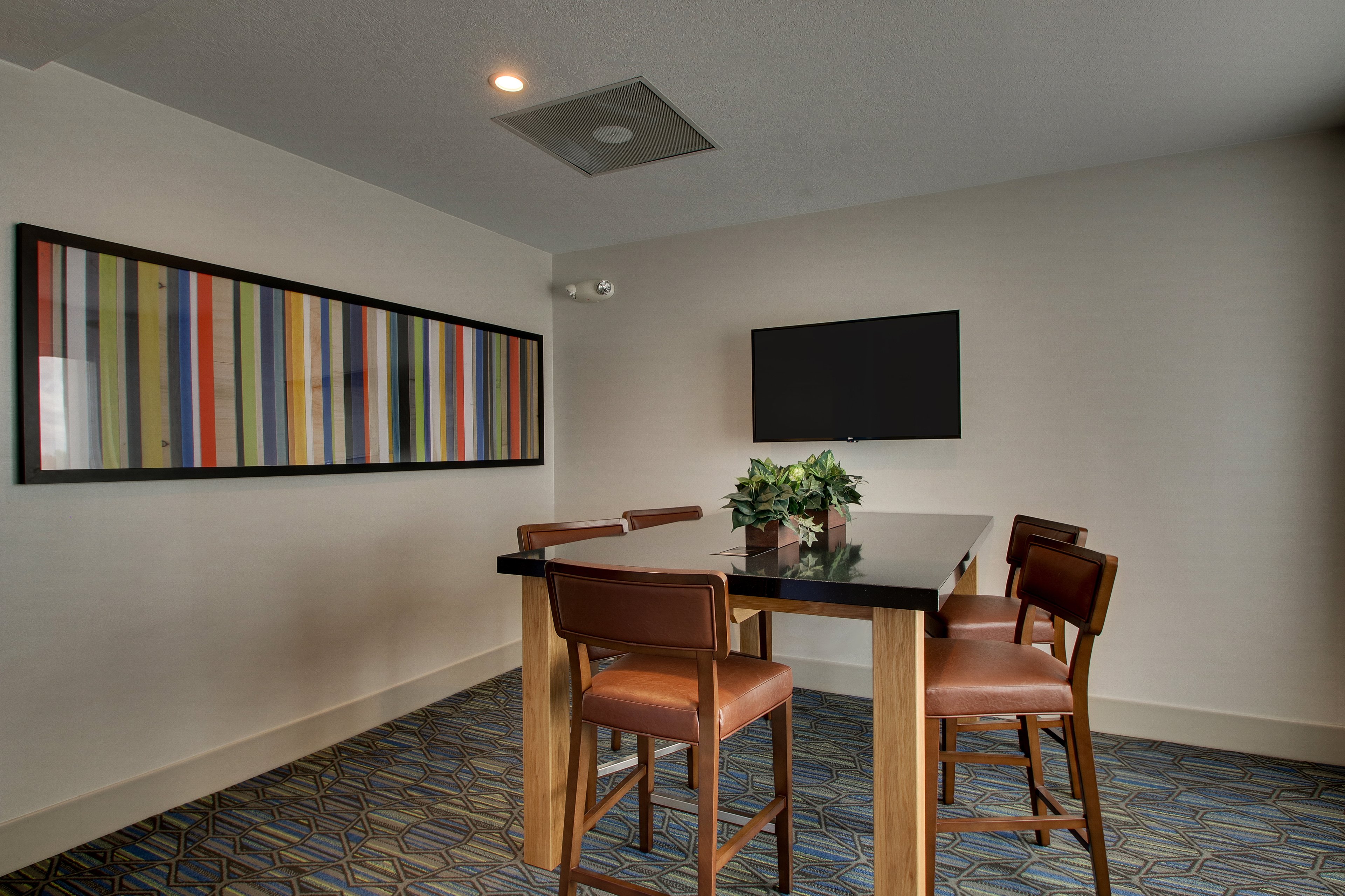 Holiday Inn Express Suites Morris 47/49