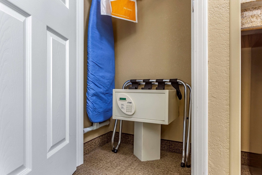 Comfort Inn Gurnee near Six Flags 7/35