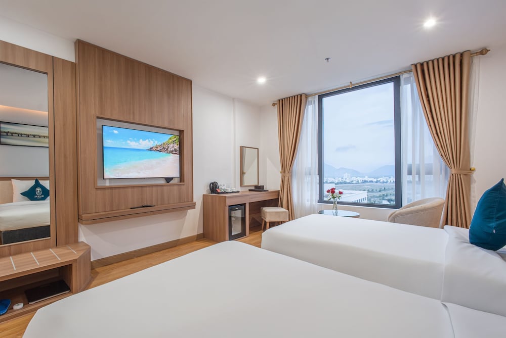 DELUXE, TWIN BEDS, CITY VIEW