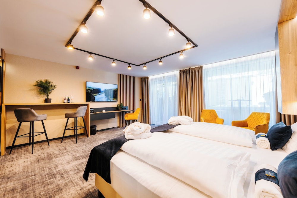 Auris Hotel 7/40