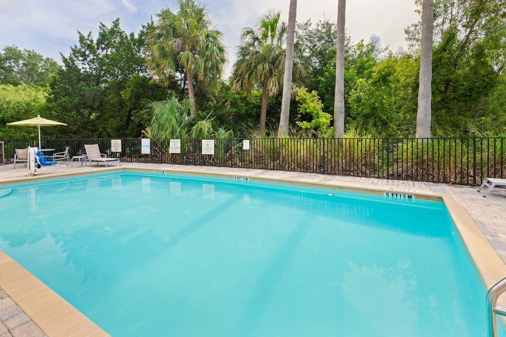 Holiday Inn Express Hotel & Suites Largo-Clearwater 30/40