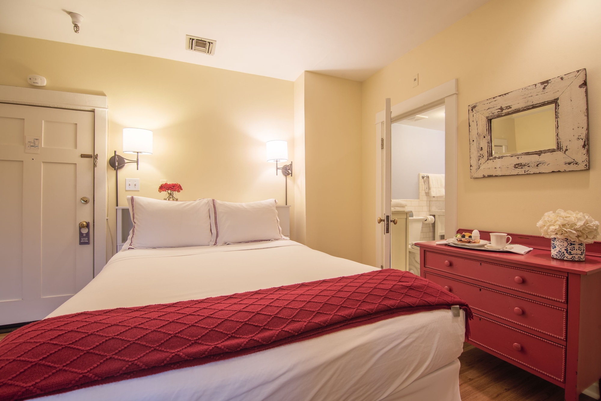 ROOM, QUEEN BED, SOFA