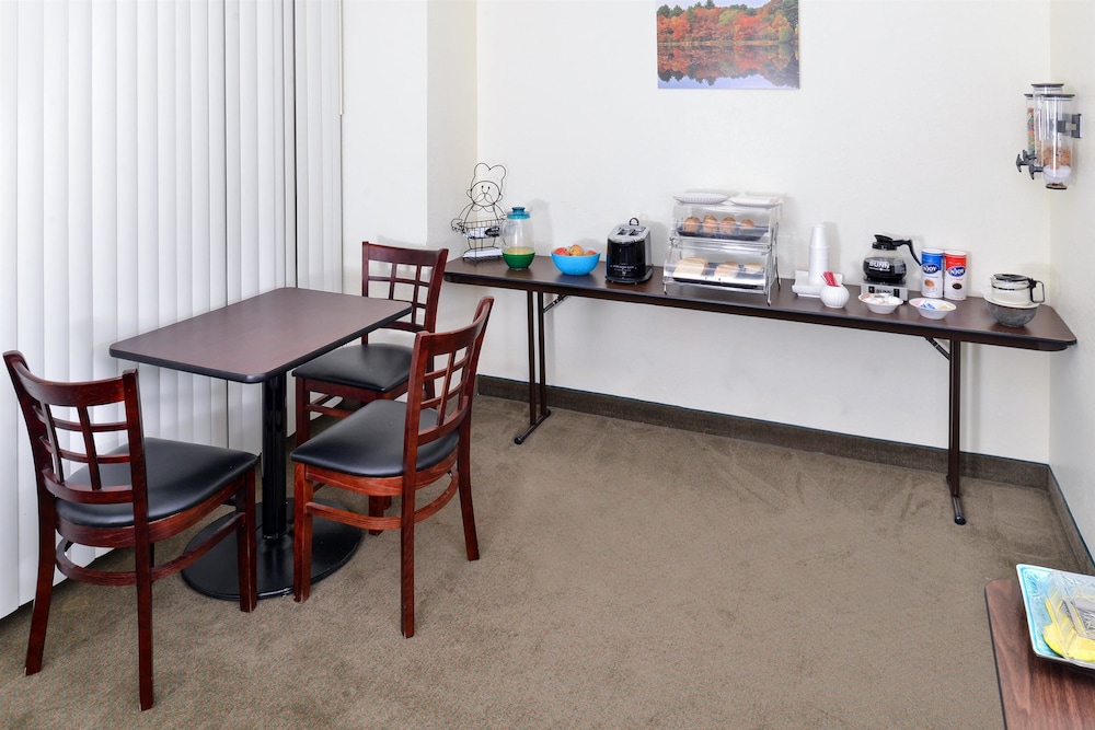 Americas Best Value Inn Suites Winnie 17/17
