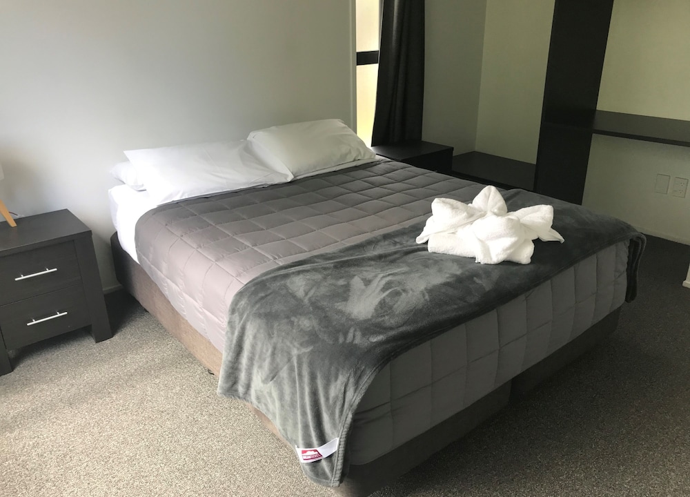 2 Bedrooms, Motel, Double and Twin Beds