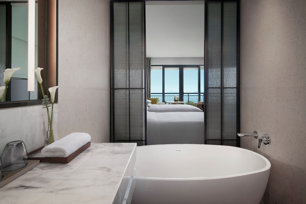 Grand, 2 Double Beds, Ocean Front, Marriott Yalong Bay 6/6