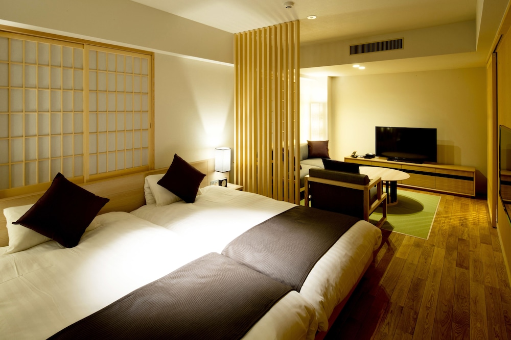 LUXURY, TWIN BEDS
