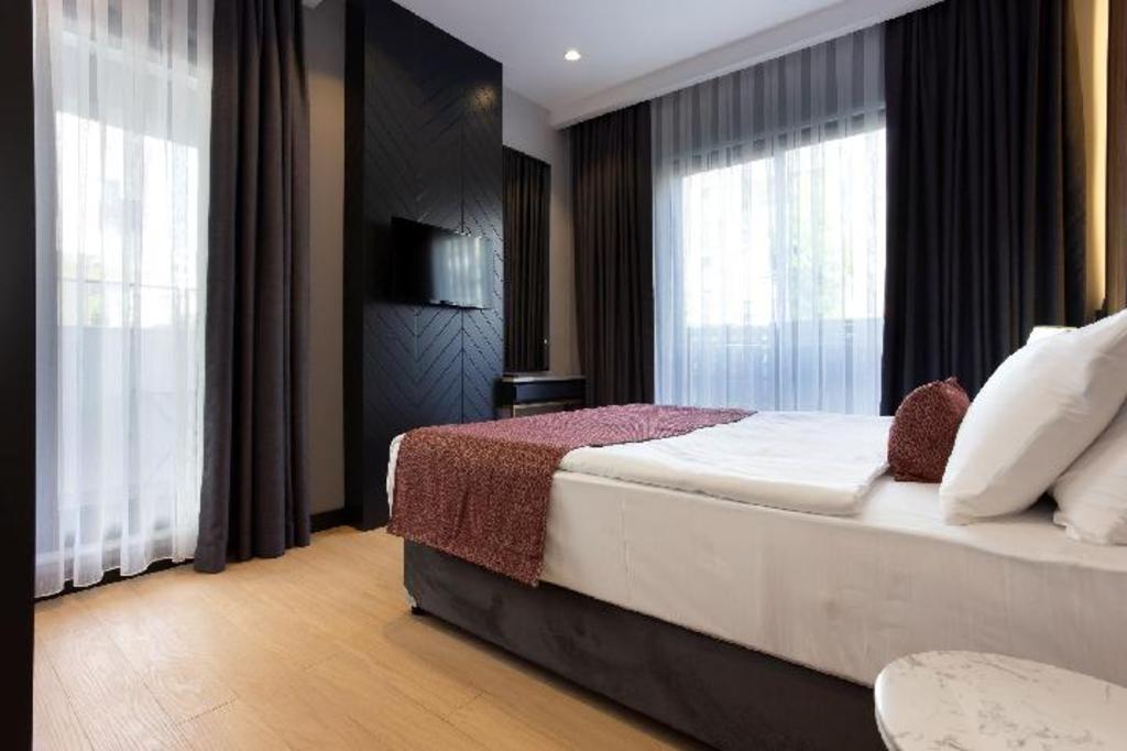 Pool, Suite, Queen Bed, Sofa