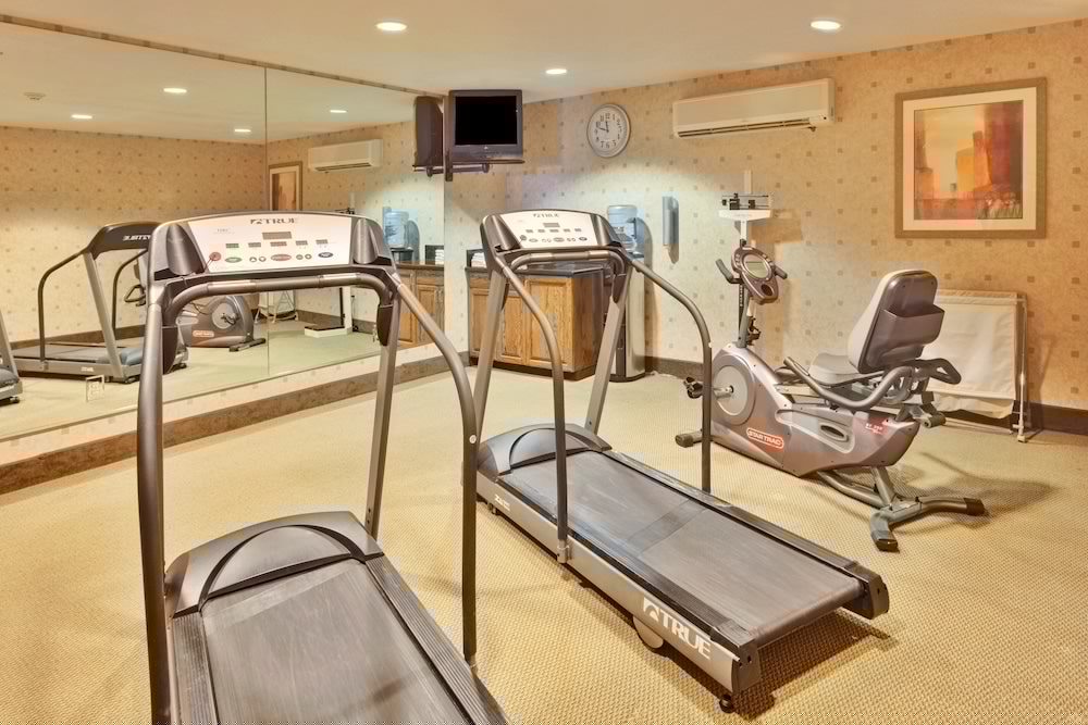 Holiday Inn Express Delano Hwy 99 34/49