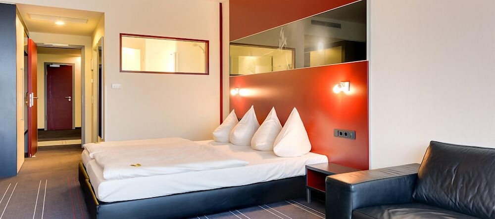 NOVINA HOTEL HERZOGENAURACH HERZO-BASE 12/66