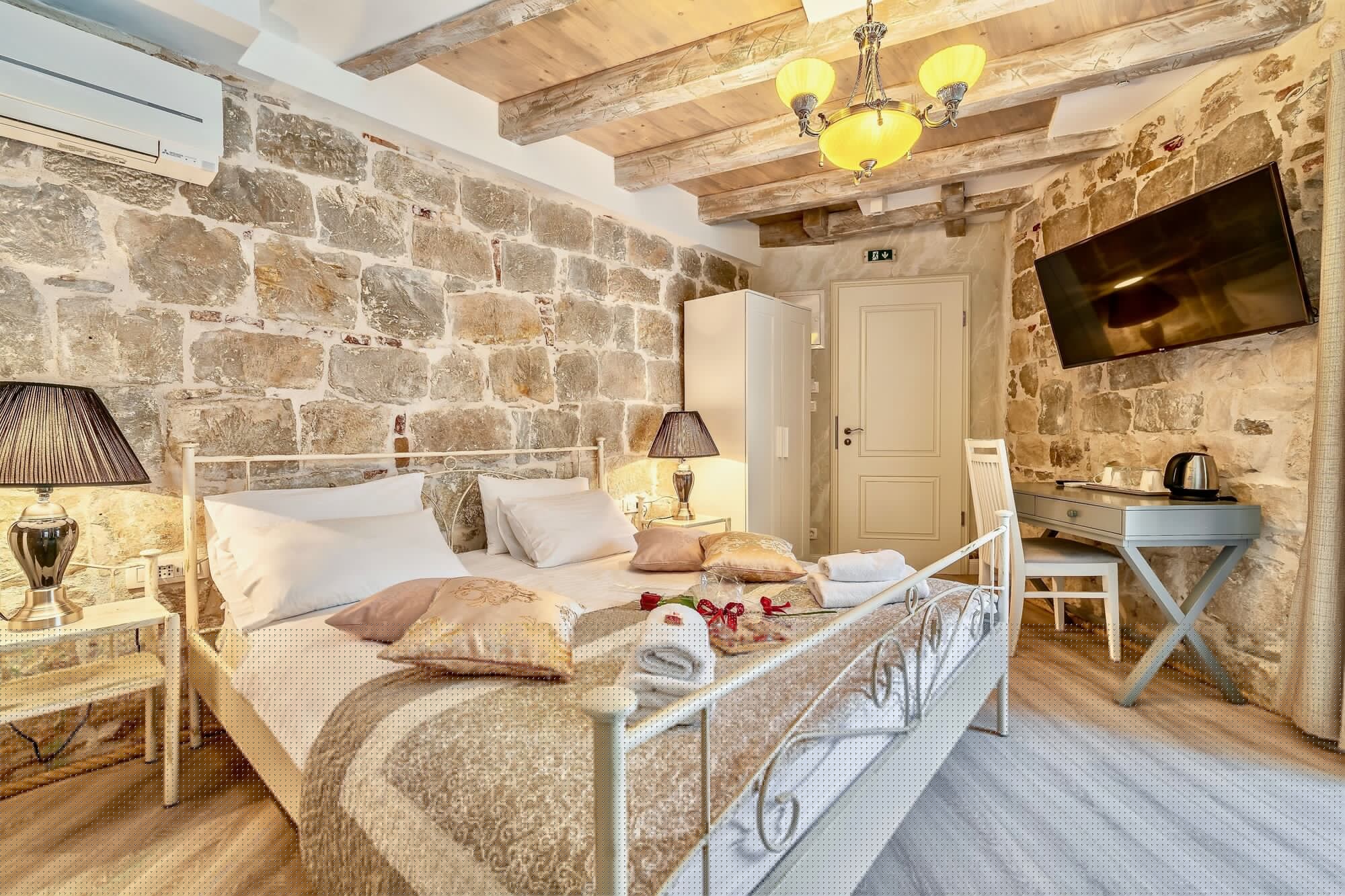 COMFORT, DOUBLE BED