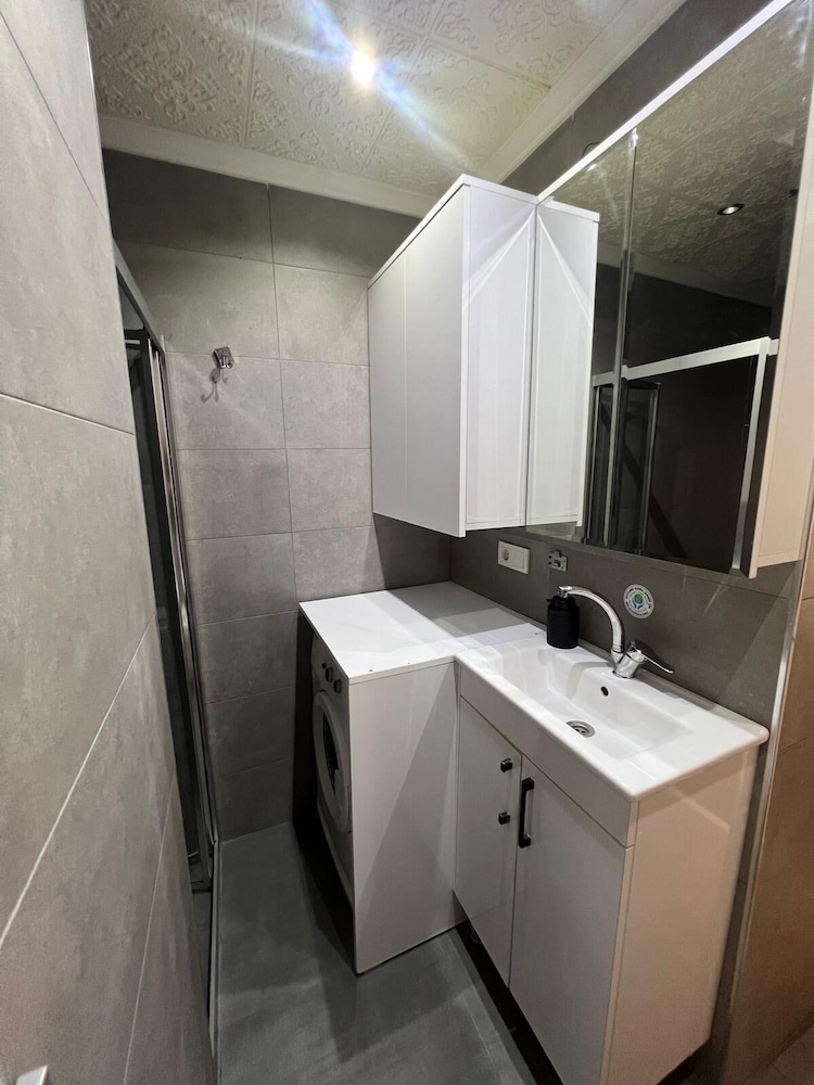 Middle Village Suite Hotel 34/39