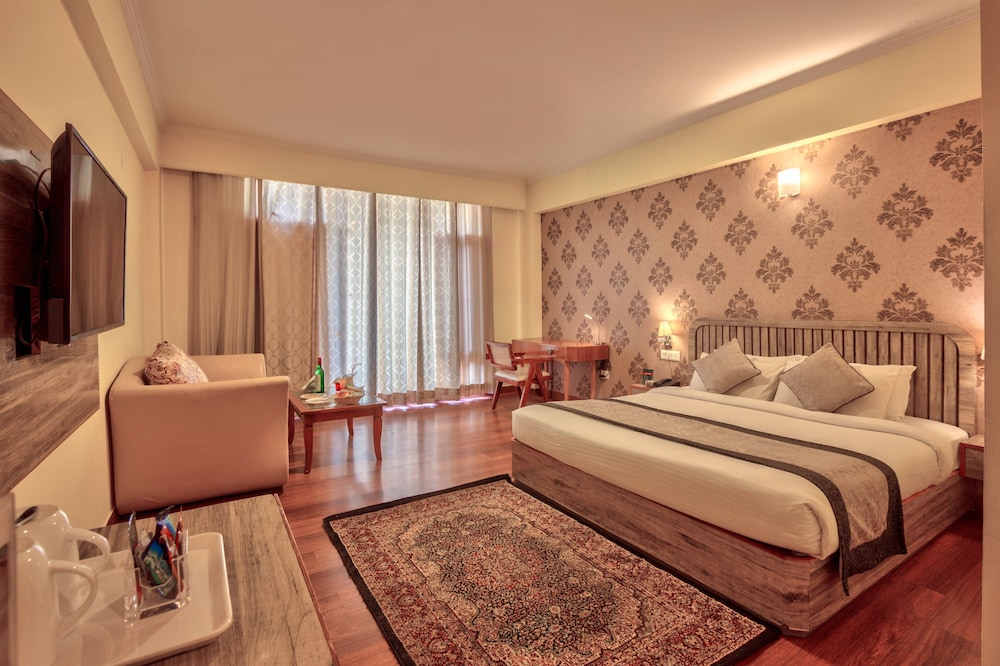HONEYMOON, SUITE, NO JETTED TUB