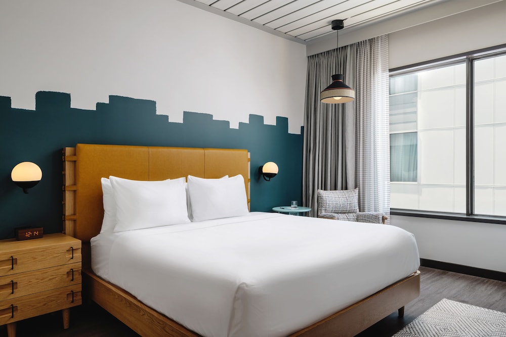 ROOM, KING BED