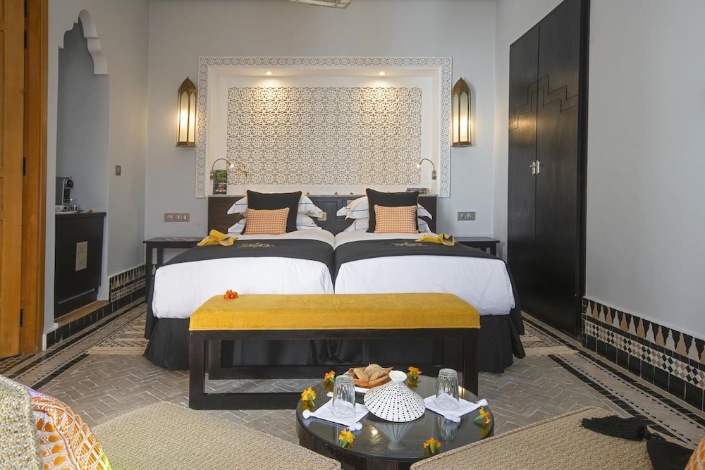 غرفة فاخرة بسرير كوين