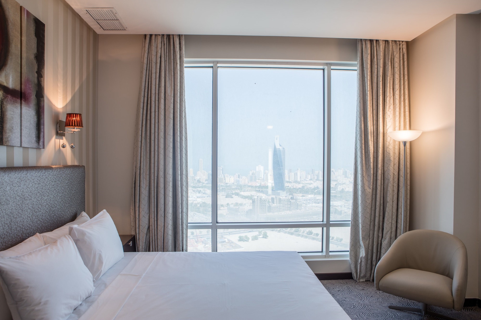 DELUXE, KING BED