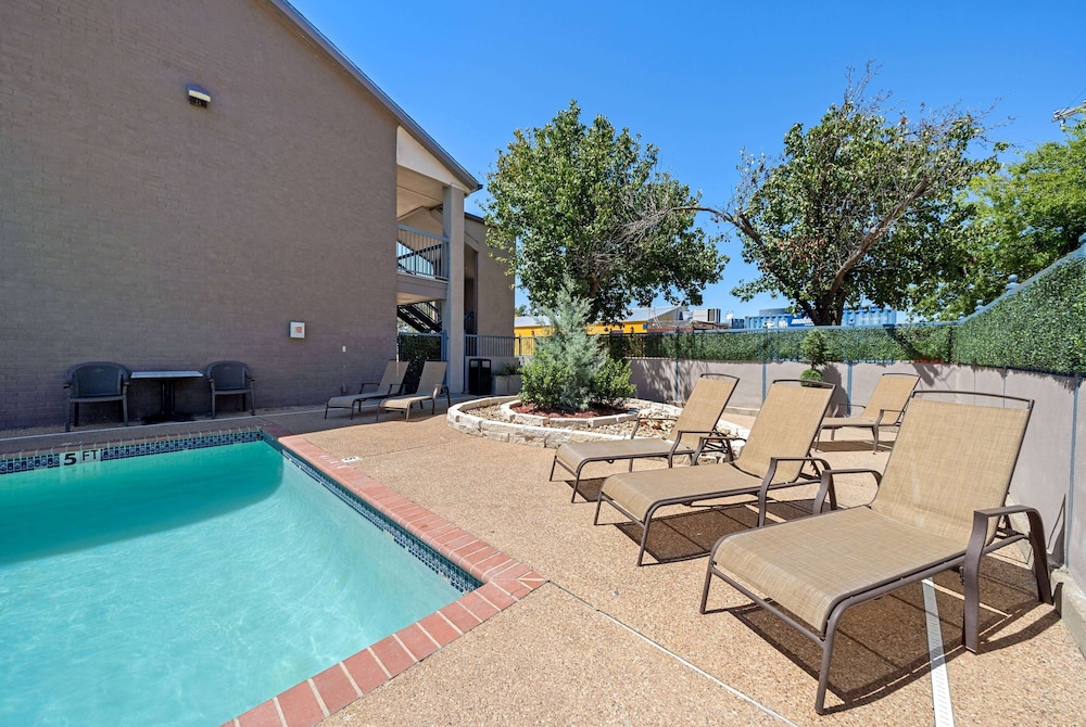 Days Inn by Wyndham Round Rock 25/43