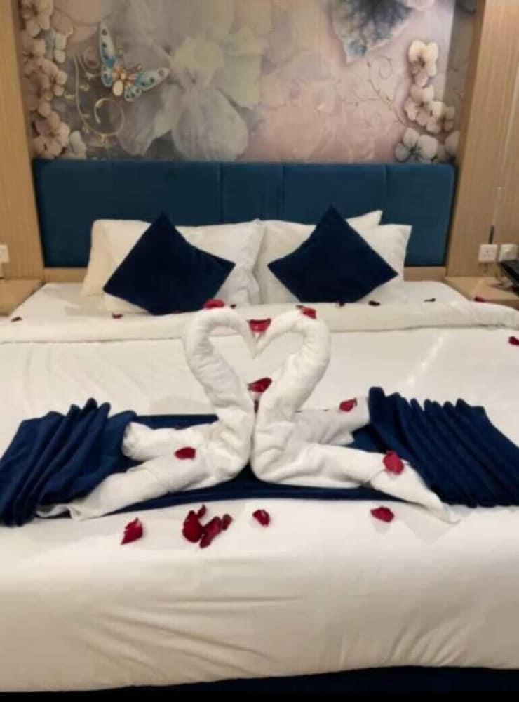 LUXURY, SUITE