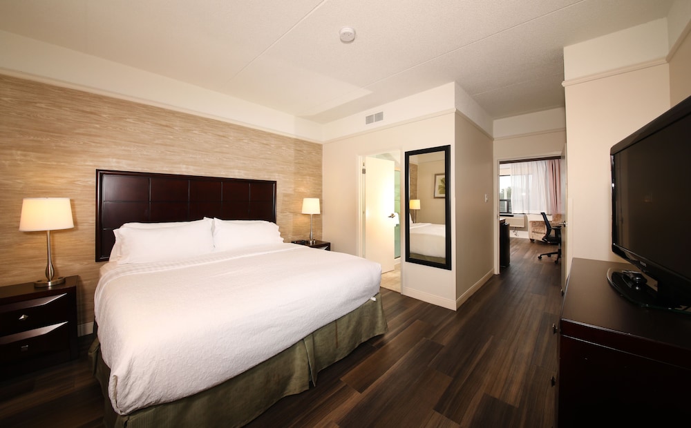 Holiday Inn Suites Windsor Ambassador Bridge 13/72